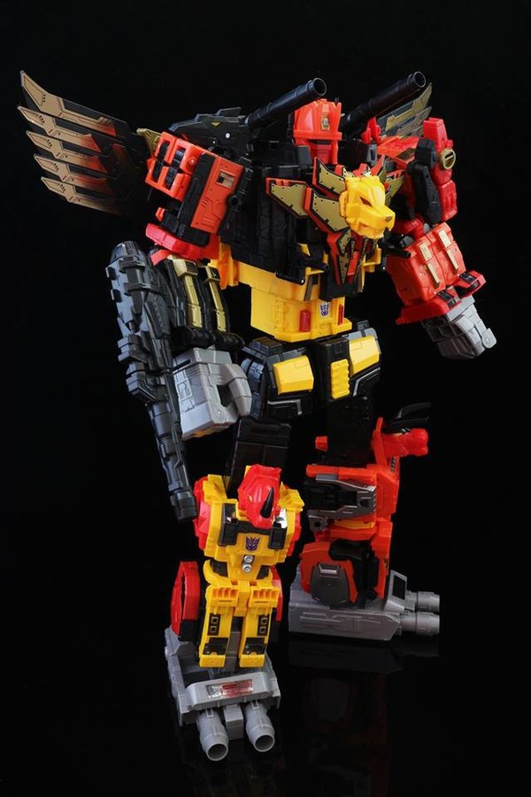 Power Of The Primes Predaking Titan Class Figure In Hand Photos Of Predacons And CombinerPower Of The Primes Predaking Titan Class Figure In Hand Photos Of Predacons And Combiner 22 (22 of 33)